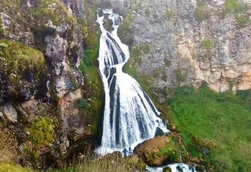 Необычный водопад в Перу, напоминающий женщину