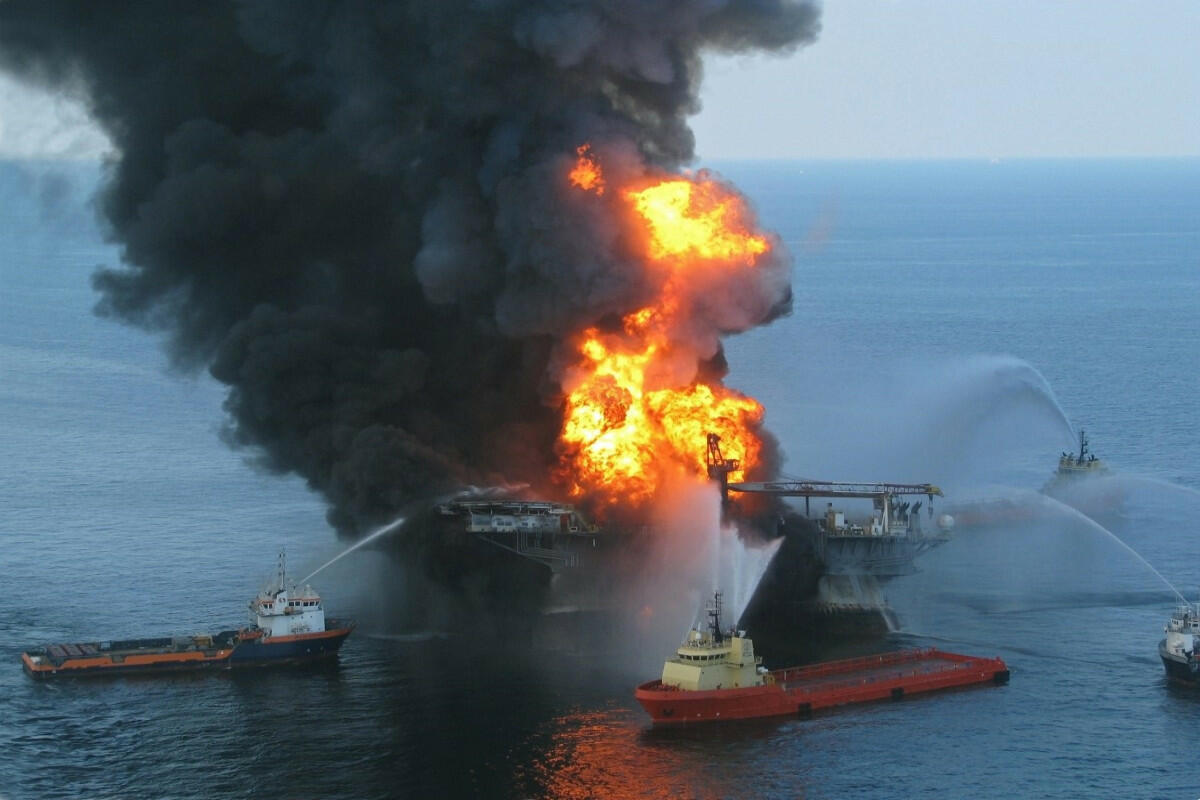Пожар на корабле в Индонезии