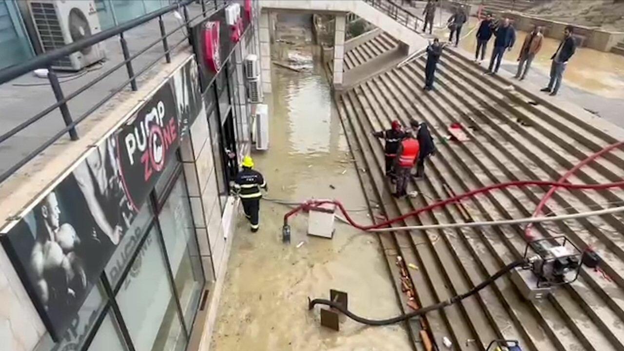Воду в районе аварии на водопроводе в Баку откачали