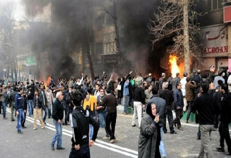 Столкновения между протестующими и полицией в Иране