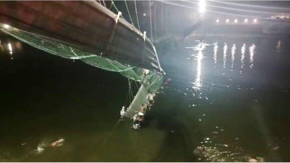 Очевидцы назвали возможную причину обрушения моста в Индии