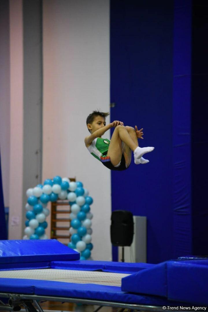 Стартовали соревнования 6-го первенства Баку по прыжкам на батуте