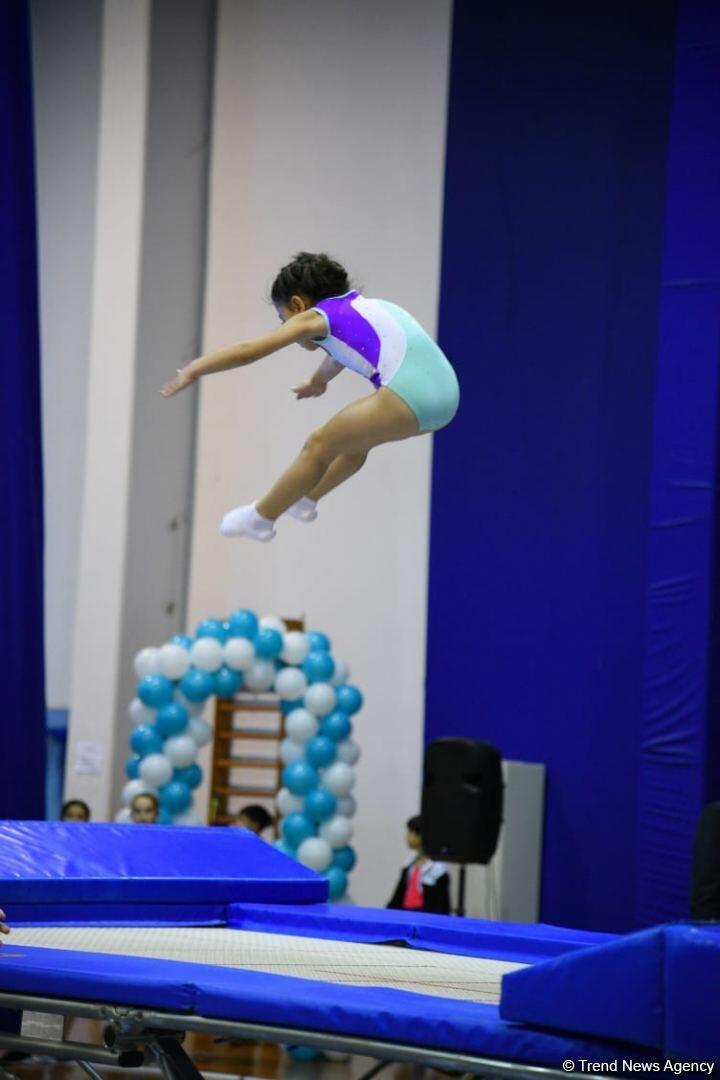Стартовали соревнования 6-го первенства Баку по прыжкам на батуте