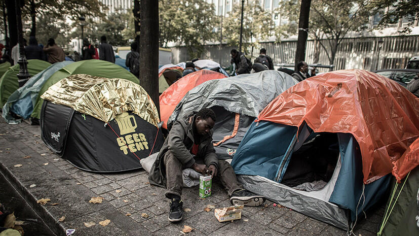 Мигранты устроили лагерь в Париже
