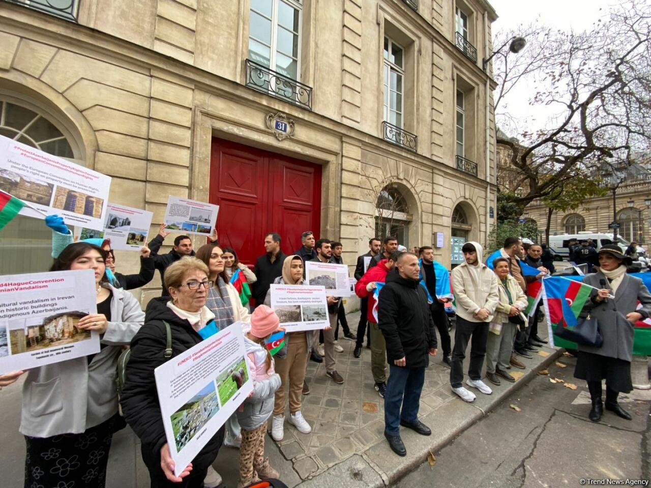 Азербайджанцы протестуют перед Сенатом Франции