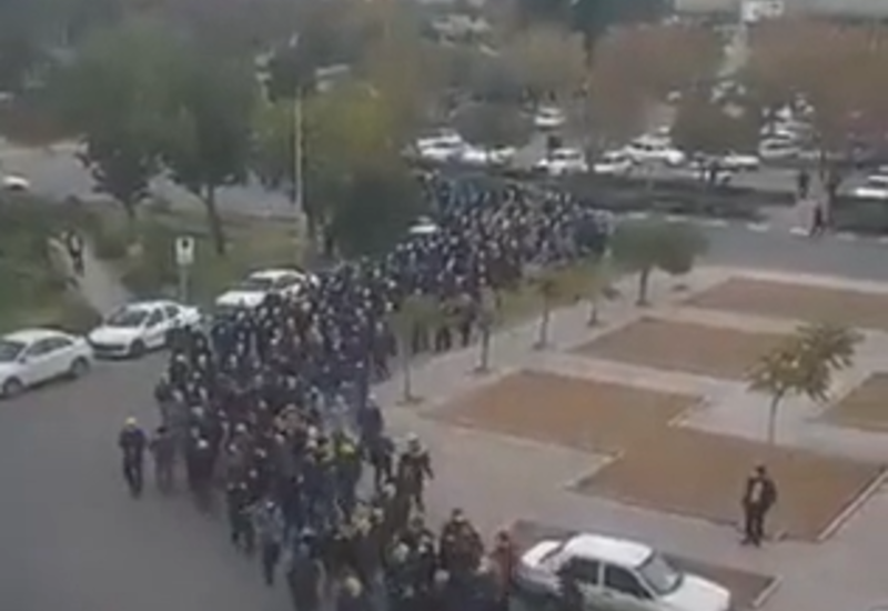Сталелитейщики в третьем по величине городе Ирана Исфахане вчера начали забастовку