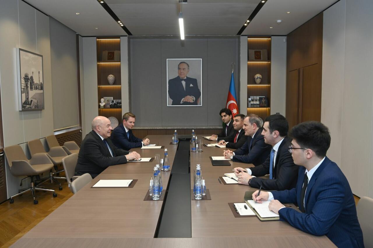 Джейхун Байрамов и Михаил Швыдкой обсудили меры по построению доверия в регионе