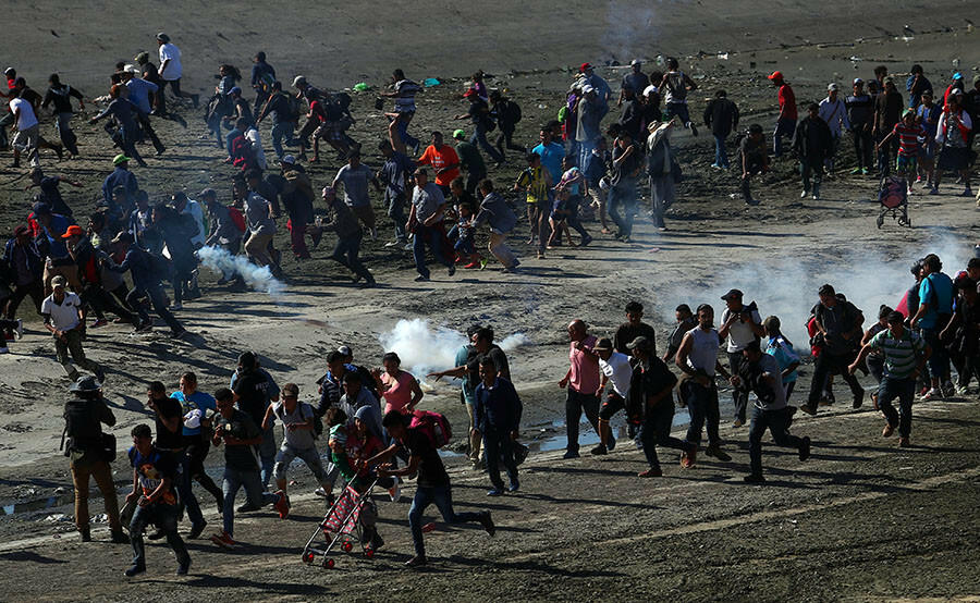Толпа мигрантов незаконно пересекает границу США и Мексики