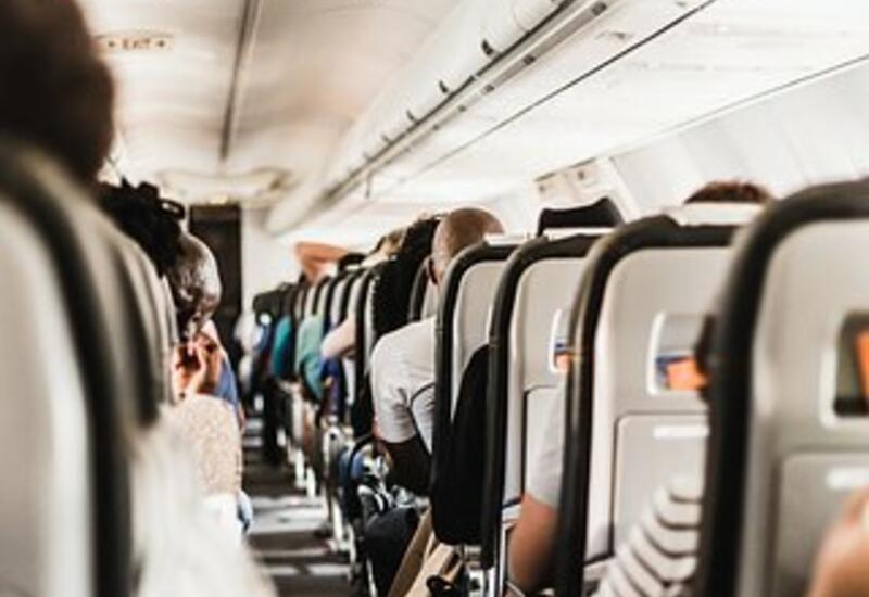 Пассажир самолета заснул во время полета и умер