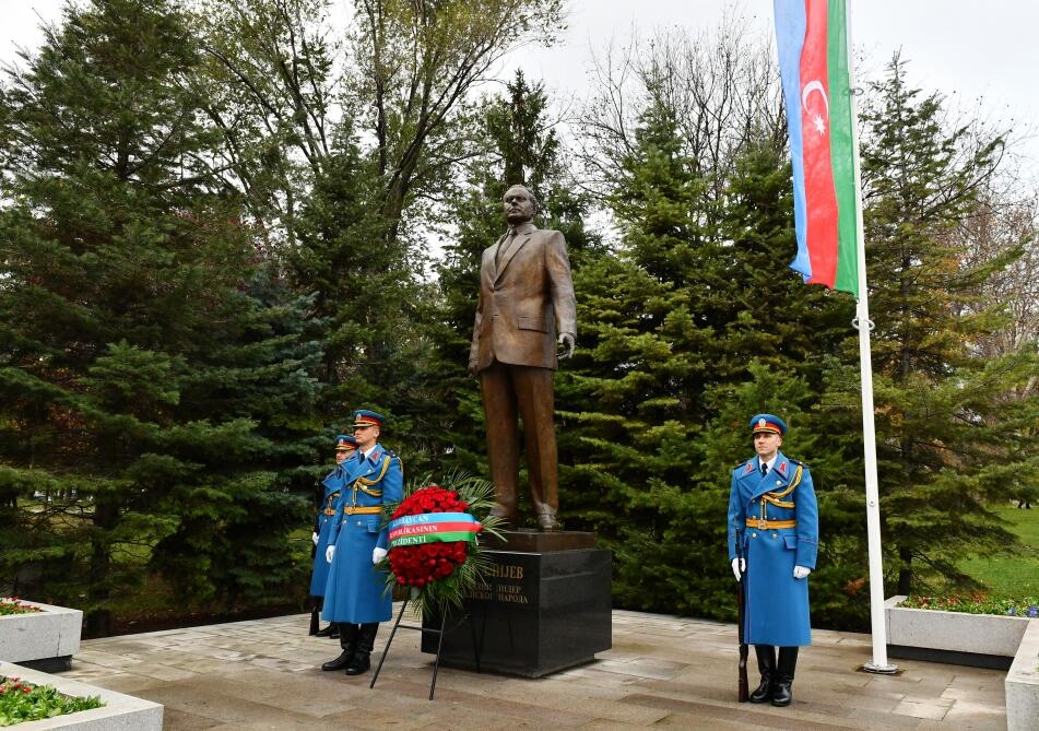 Президент Ильхам Алиев посетил памятники общенациональному лидеру Гейдару Алиеву и Милораду Павичу в парке Ташмайдан в Белграде