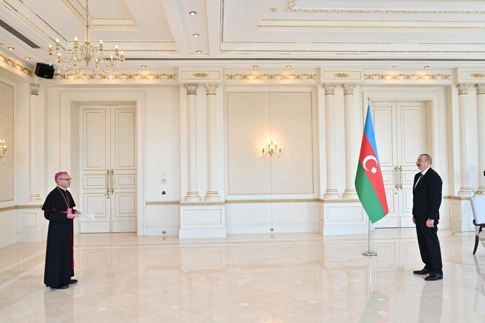 Президент Ильхам Алиев принял верительные грамоты новоназначенного апостольского нунция Святого Престола в Азербайджане