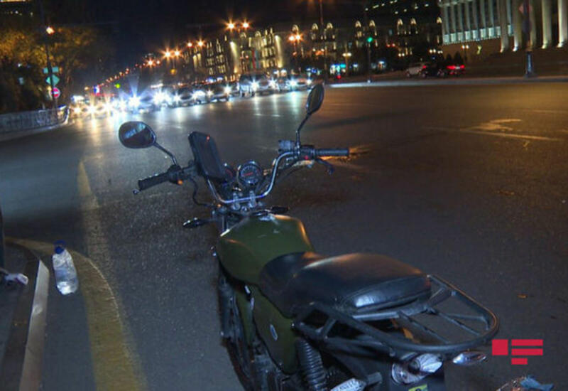 В Баку мотоциклист спровоцировал аварию