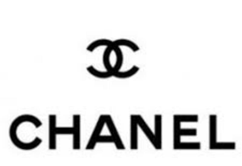Супермодель в архивном костюме Chanel