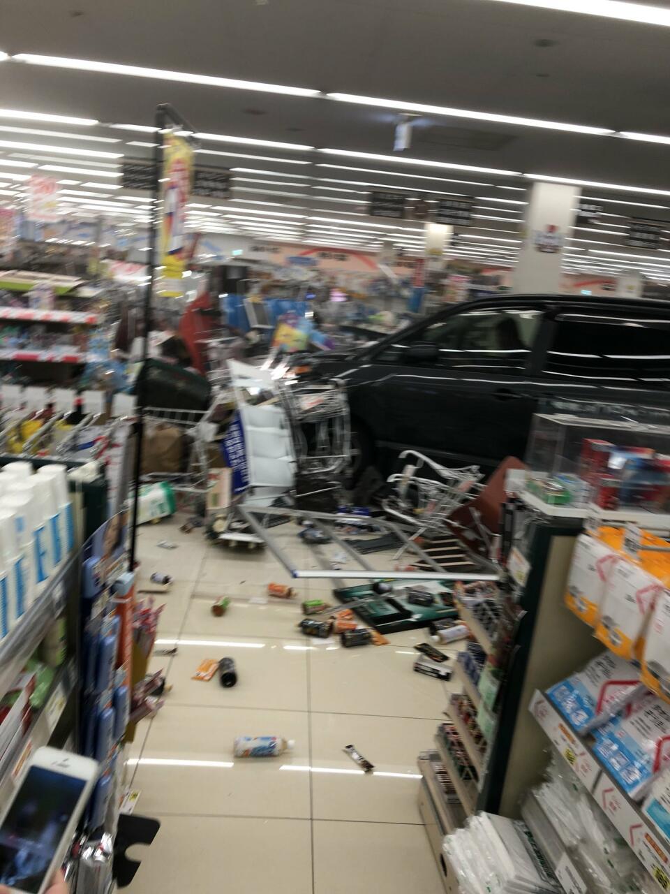 В Японии автомобиль въехал в витрину супермаркета