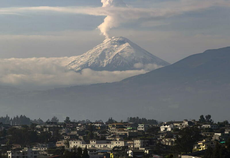 Вулкан Котопахи начал извергаться в Эквадоре