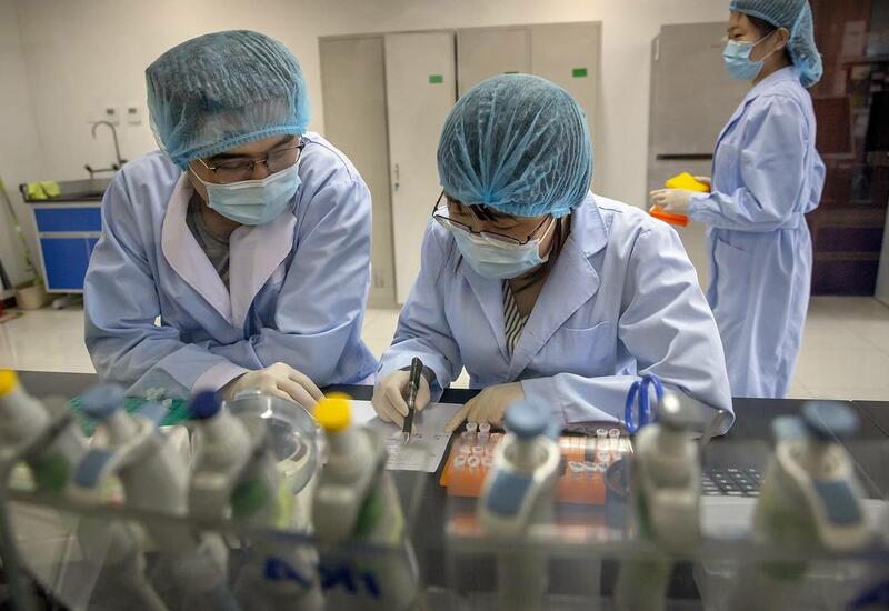Жесткое взятие у женщины теста на коронавирус в Китае
