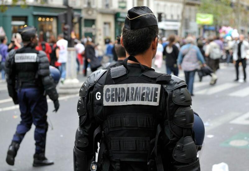 Французские полицейские избили женщину дубинкой