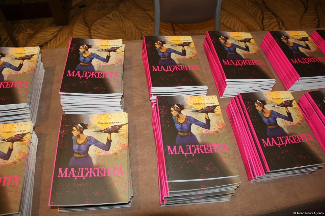 Представительница рода легендарного Бюльбюльджана из города Шуша представила коллекцию "Маджента"