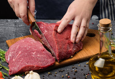 Почему мясо нужно нарезать поперек волокон?