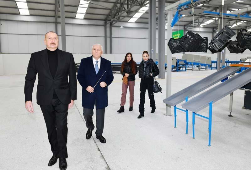 Президент Ильхам Алиев и Первая леди Мехрибан Алиева ознакомились с условиями, созданными на предприятии по производству сухофруктов в шекинском селе Орта Зейзид