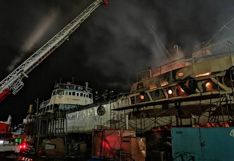 В России загорелось судно