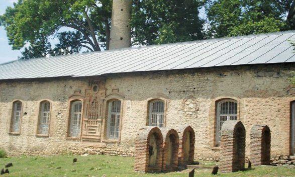 В мечети в Шеки обнаружены останки Шекинского хана