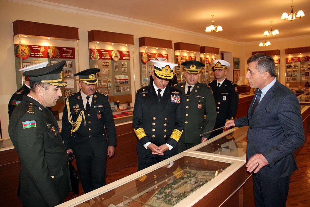 Командующий ВМС Пакистана посетил Военный институт и воинскую часть в Азербайджане