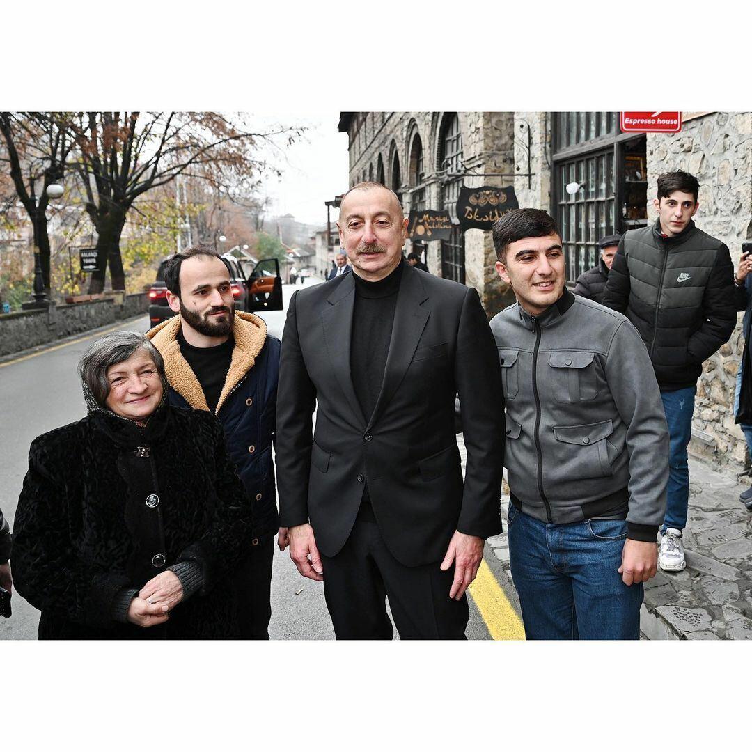 Президент Ильхам Алиев и Первая леди Мехрибан Алиева встретились и побеседовали с жителями города Шеки