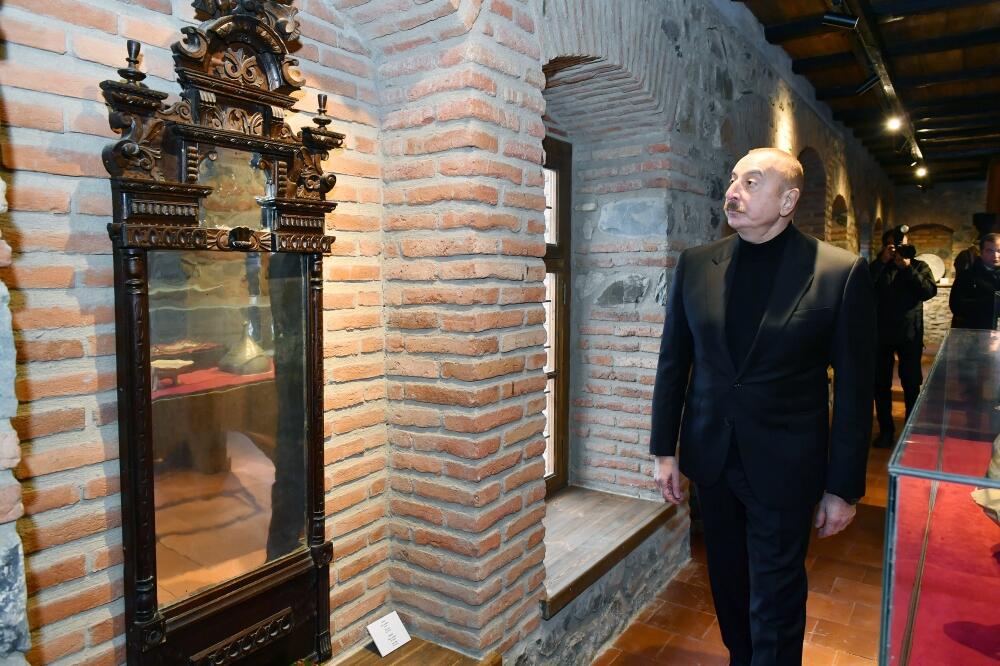 Президент Ильхам Алиев и Первая леди Мехрибан Алиева ознакомились с восстановительными работами, проведенными в комплексе Шекинской ханской мечети