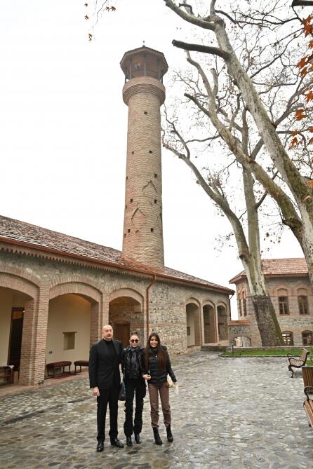 Президент Ильхам Алиев и Первая леди Мехрибан Алиева ознакомились с восстановительными работами, проведенными в комплексе Шекинской ханской мечети