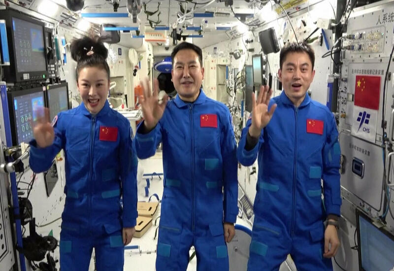 Китайские космонавты впервые провели ротацию экипажей на орбите