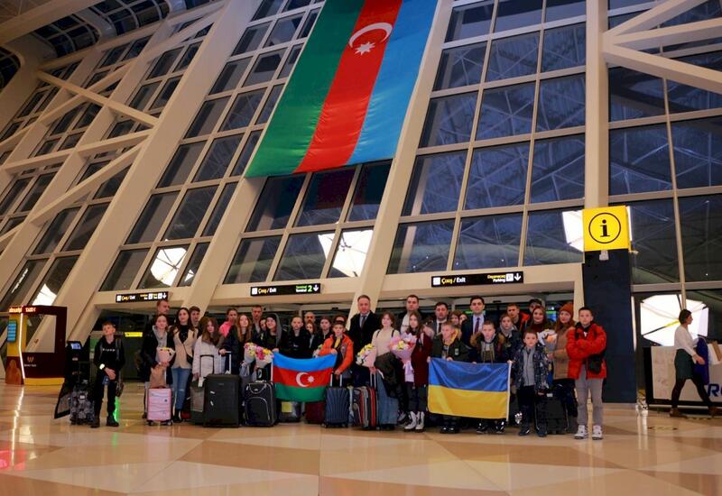 В Баку доставлена группа детей и подростков из Украины