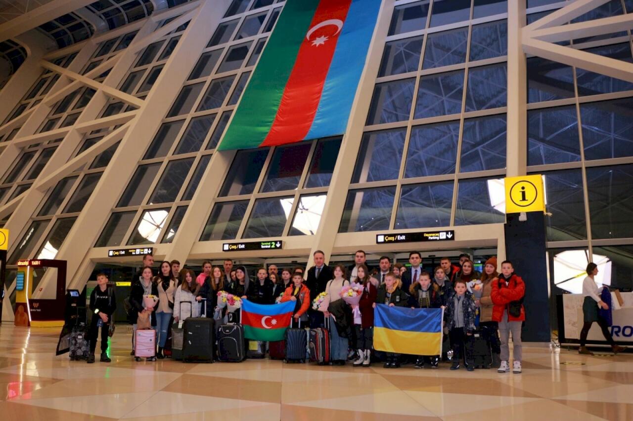В Баку доставлена группа детей и подростков из Украины