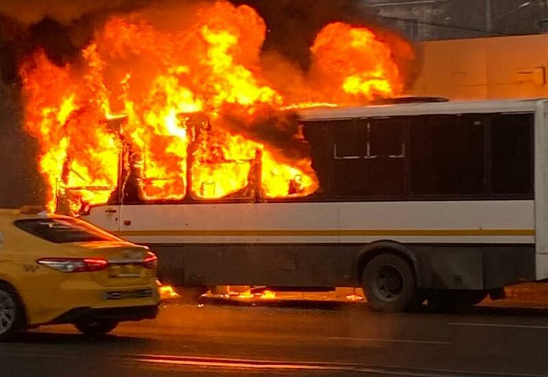 В Москве загорелся автобус