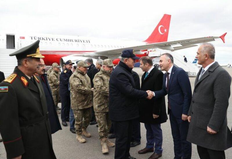 Хулуси Акар прибыл с визитом в Азербайджан