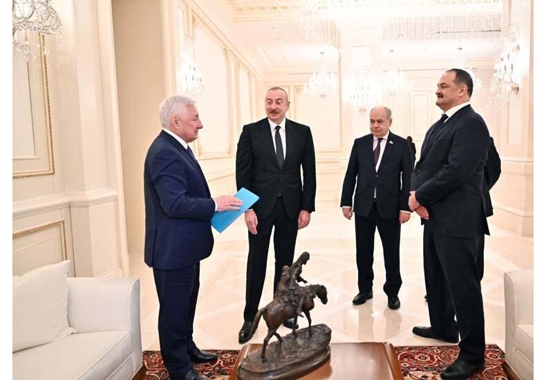 Президенту Ильхаму Алиеву вручена скульптура, которая в свое время находилась в рабочем кабинете видного государственного и общественного деятеля Азиза Алиева