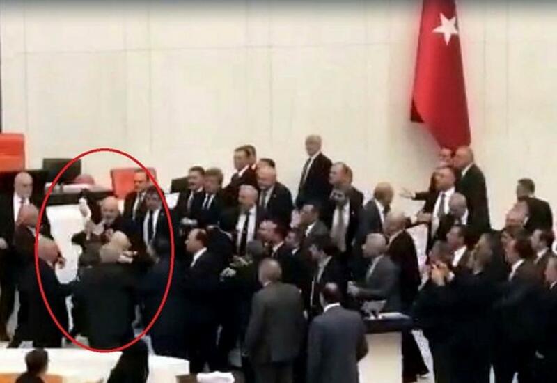 Турецкие депутаты устроили драку во время обсуждения бюджета