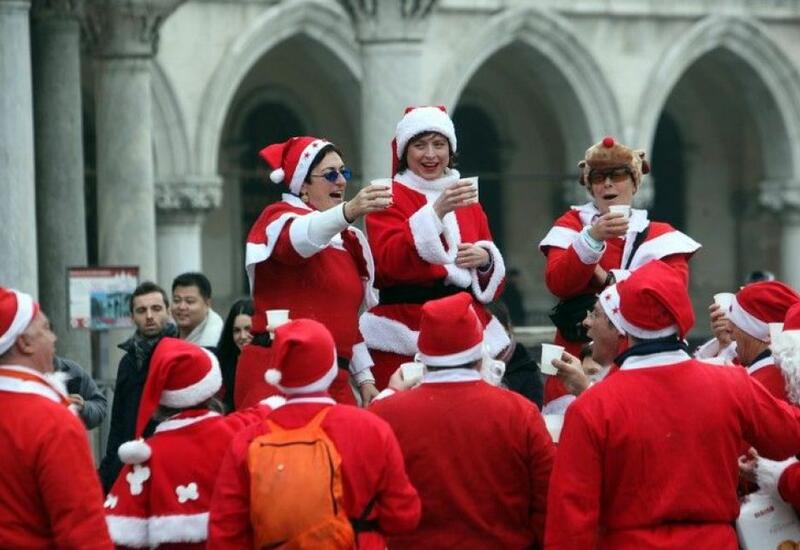 Санта-Клаусы устроили хаос в Париже