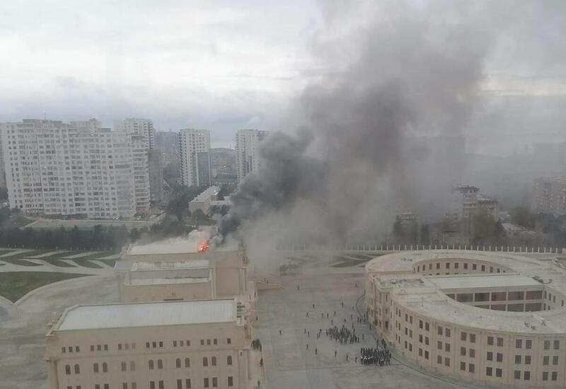 В Баку произошел пожар в здании Академии Госпогранслужбы