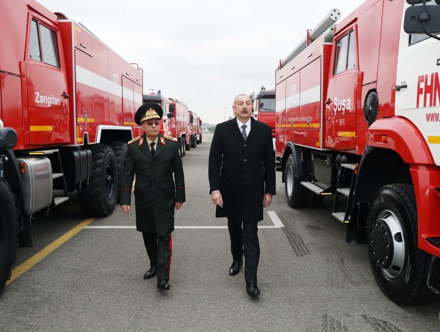 Президент Ильхам Алиев ознакомился с новоприобретенной техникой специального назначения и автомобилями скорой медицинской помощи