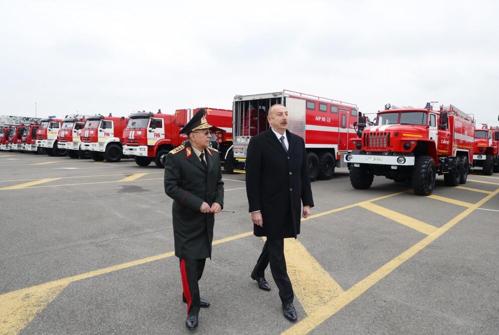 Президент Ильхам Алиев ознакомился с новоприобретенной техникой специального назначения и автомобилями скорой медицинской помощи