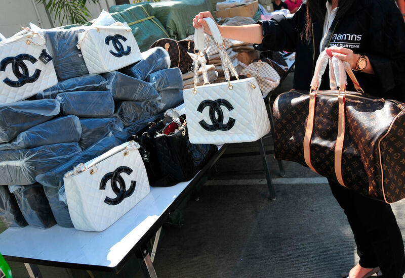 В центре Нью-Йорка образовался нелегальный рынок с поддельными сумками