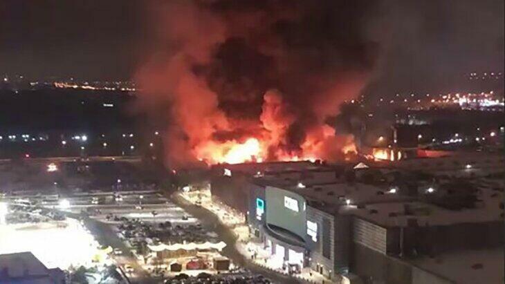 Сильный пожар в крупном торговом центре в Москве