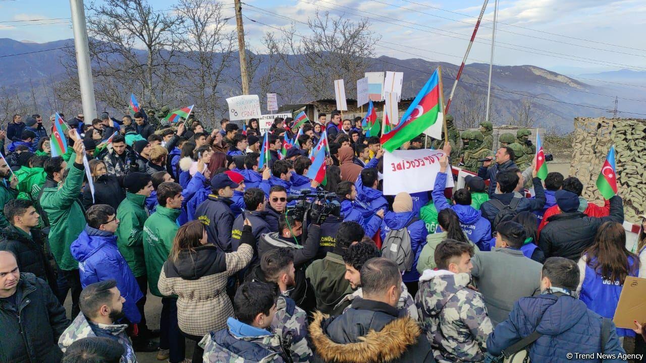 Новости азе сегодня свежие срочно. Азербайджанцы в Грузии. Мирная акция протеста азербайджанцев. Протесты в Узбекистане. Протесты в Карабахе за мир.