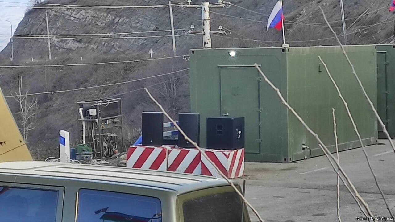 Российские миротворцы принесли колонки на место проведения мирной акции ...