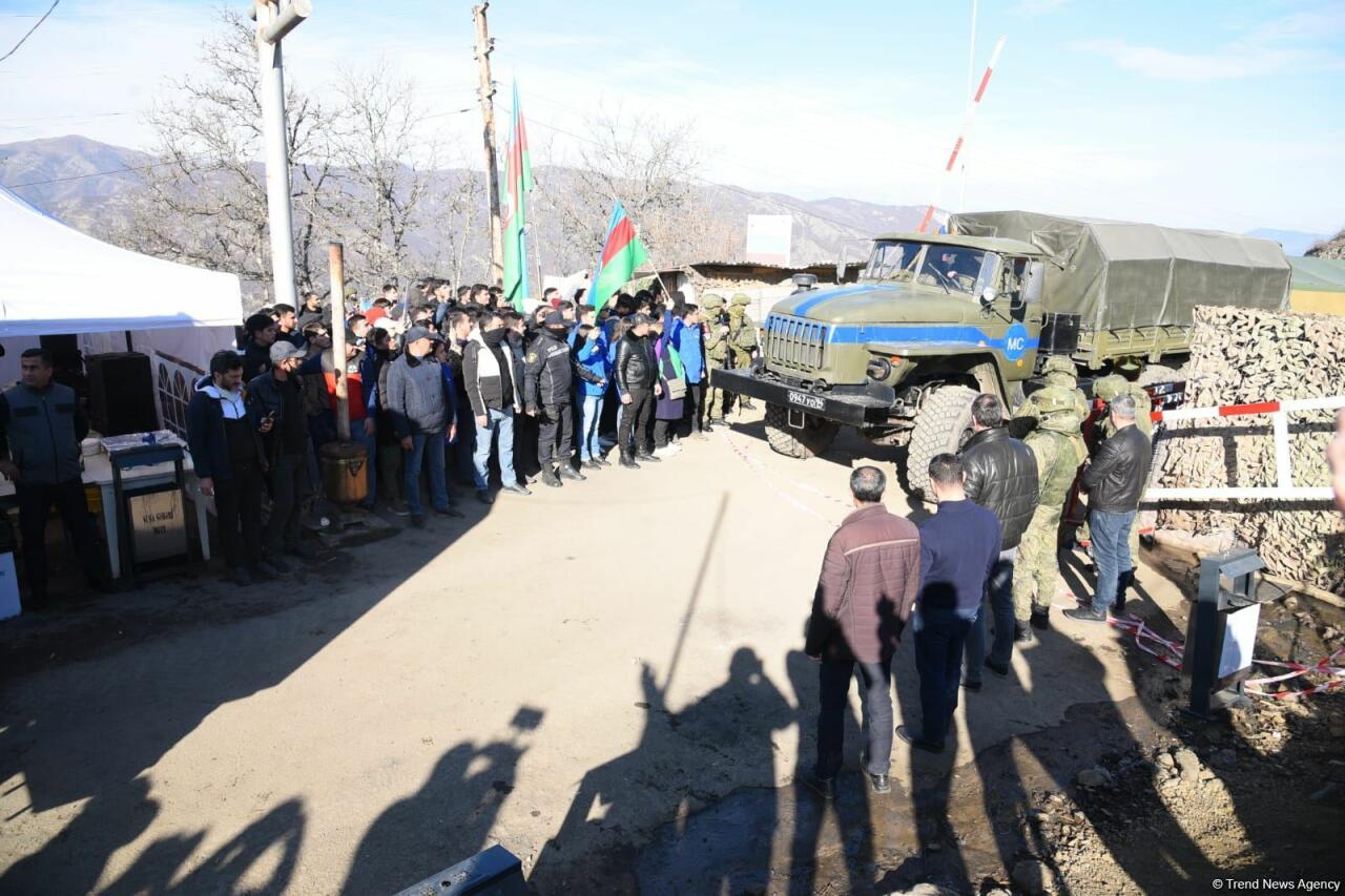 Машины миротворцев проехали по Лачинской дороге