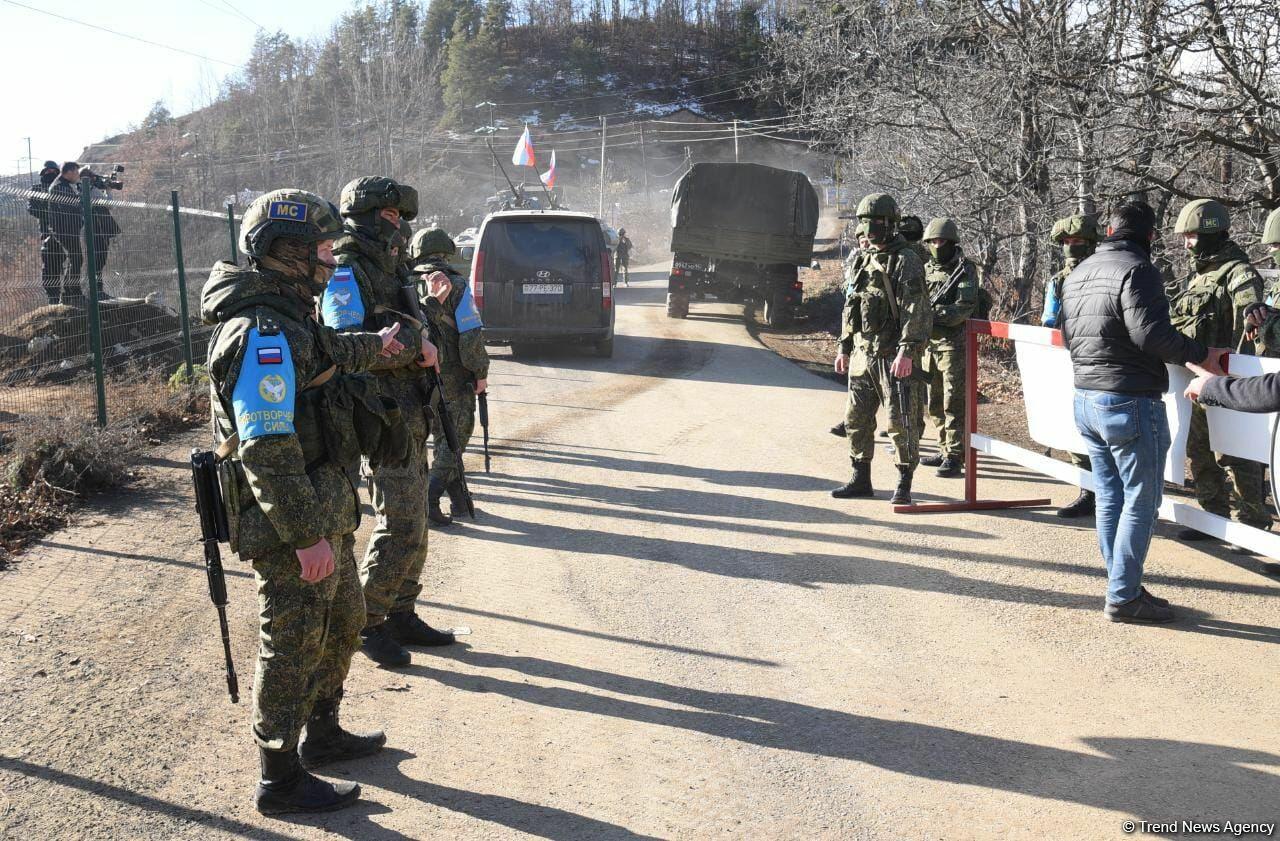 Машины миротворцев проехали по Лачинской дороге