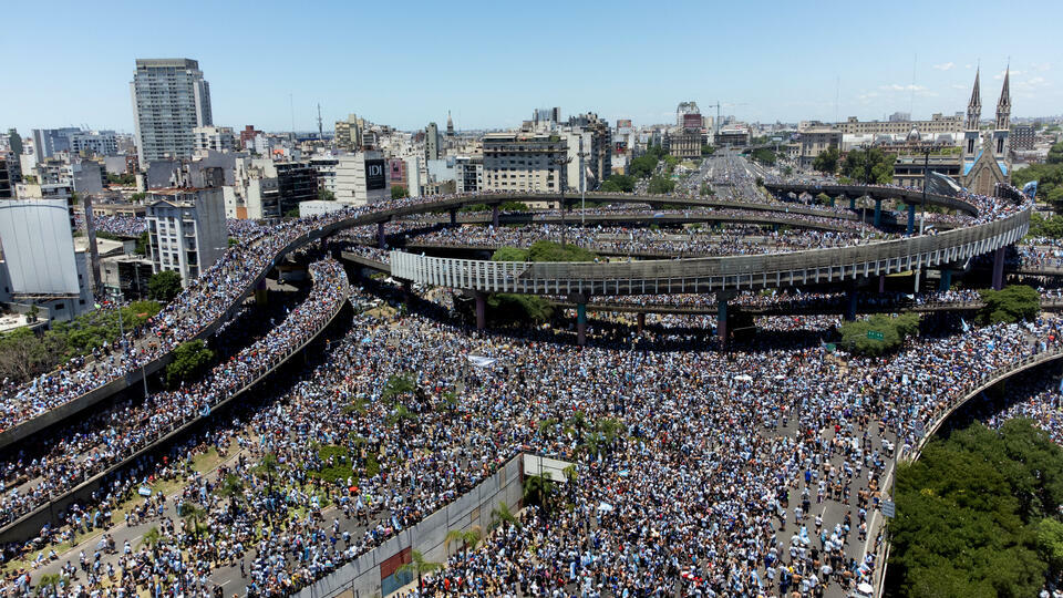 Миллионы человек вышли на улицы Буэнос-Айреса