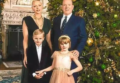 Княгиня Шарлен вместе с мужем и детьми представила рождественскую открытку