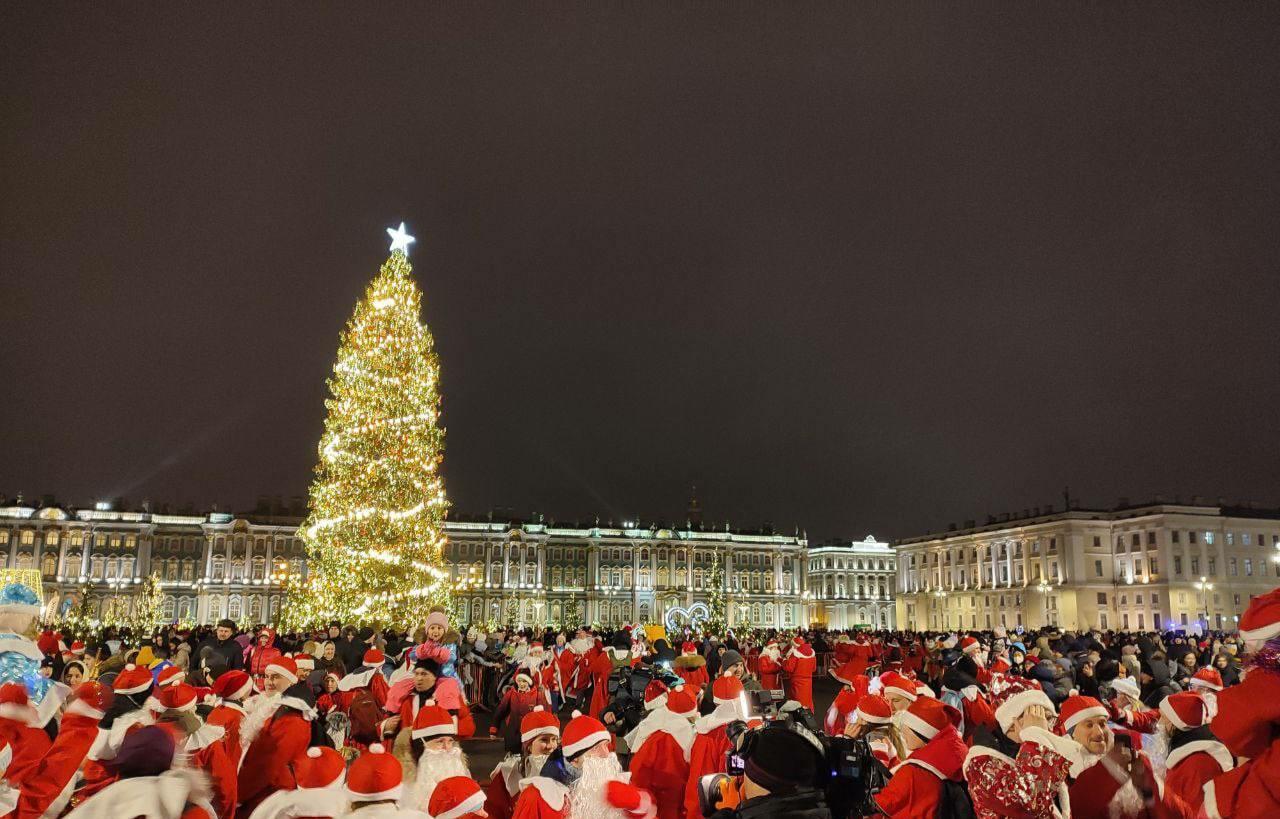 Более тысячи Дедов Морозов вышли на предновогодний забег в Санкт-Петербурге